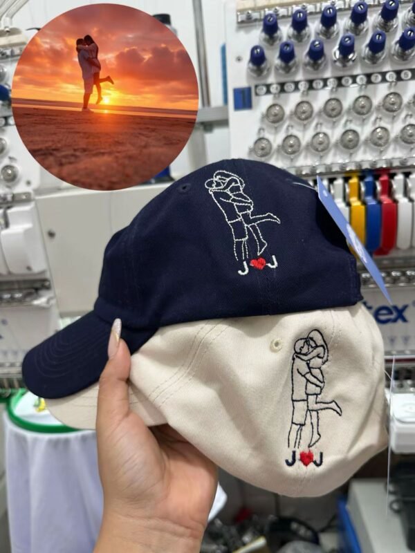 Gorra personalizada silueta de pareja bordado