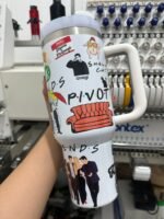 Vaso tipo Stanley de 40 oz serie Friends con nombre personalizado - Image 3