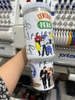 Vaso tipo Stanley de 40 oz serie Friends con nombre personalizado - Image 2