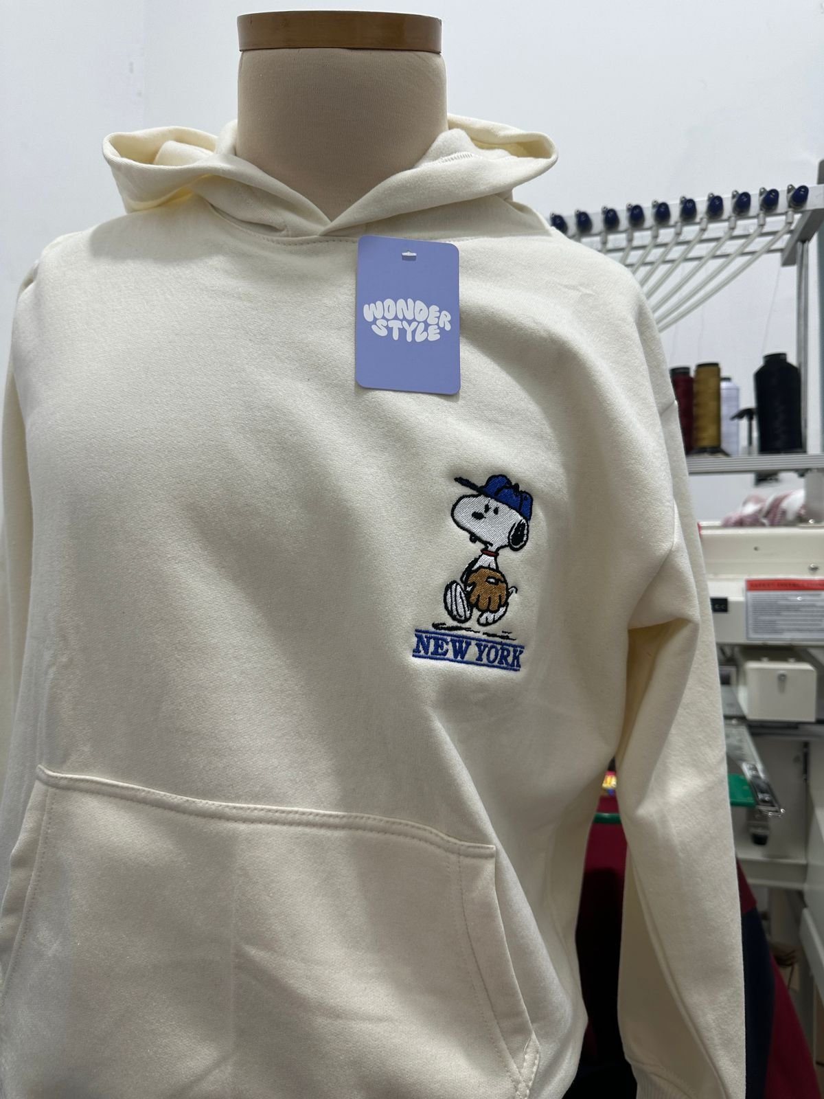 WhatsApp Image 2026-03-01 at 10.52.13 PM (1) Hoodie/camiseta snoopy beisbol bordado - Image 1