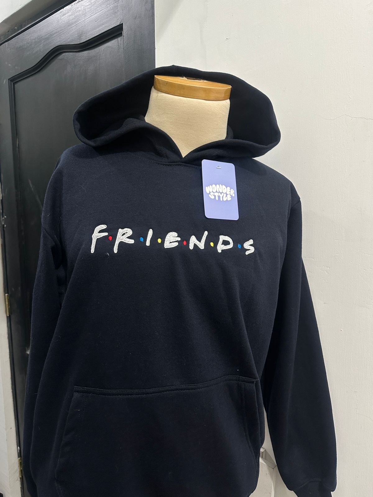 WhatsApp Image 2026-03-01 at 10.52.14 PM (1) Hoodie/camiseta serie friends bordado - Image 1