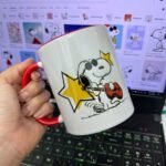Taza Snoopy con aza y fondo rojo sublimada